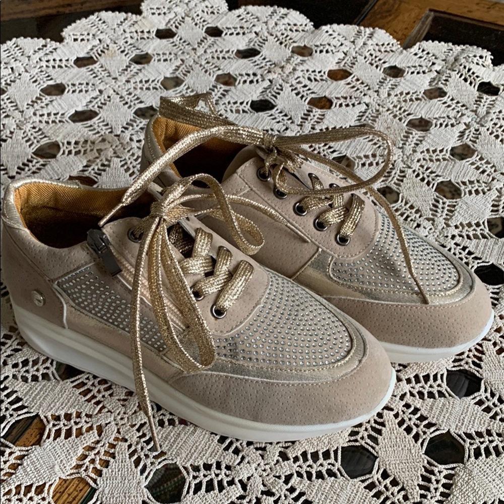 Stylish Beige Sneakers with Gold Accents